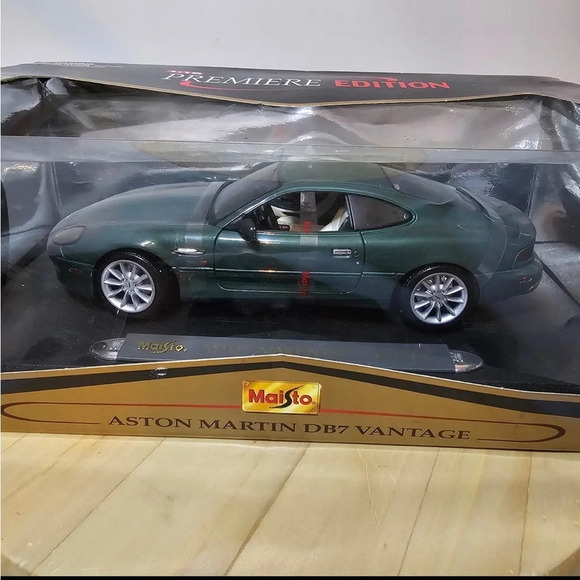 Maisto Aston Martin DB7 Vantage Premiere Edition 1:18 Scale New W/Damaged Boxed - Picture 3 of 10